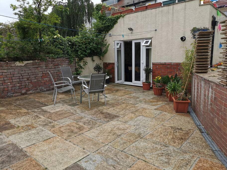 Private Garden Apartment With Secure Parking Southport Exterior foto